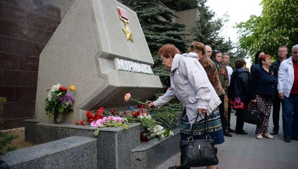 Севастопольцы соболезнуют жертвам авиакатастрофы в Шереметьево Севастопольцы соболезнуют жертвам авиакатастрофы в Шереметьево