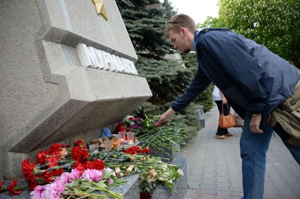 Севастопольцы соболезнуют жертвам авиакатастрофы в Шереметьево