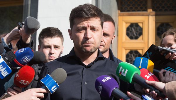 Избранный президент Украины Владимир Зеленский во время брифинга по итогам встречи с лидерами фракций Верховной рады