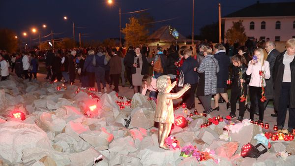 Патриотическая акция Зажги свечу памяти на территории мемориального комплекса жертвам фашистской оккупации Крыма Концлагерь Красный в селе Мирное Симферопольского района. 7 мая 2019