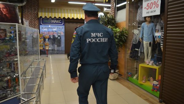 Сотрудник МЧС в торговом центре Московский в Севастополе, где произошел пожар. 7 мая 2019