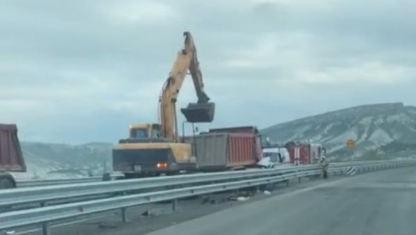 ДТП с участием легкового автомобиля и КамАЗа на трассе Таврида