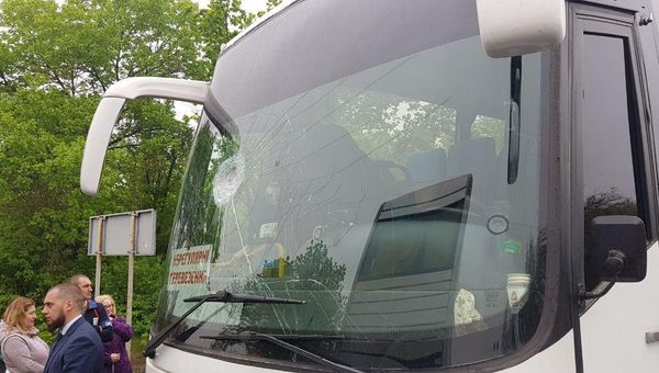 Последствия нападения радикалов на автобус с людьми, которые ехали в Днепр на празднование Дня Победы