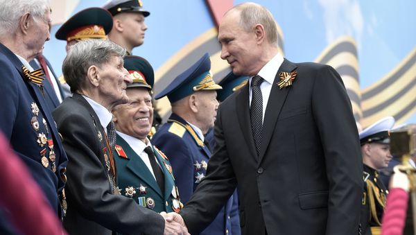 Президент РФ В. Путин и премьер-министр РФ Д. Медведев на военном параде в честь 74-й годовщины Победы в ВОВ