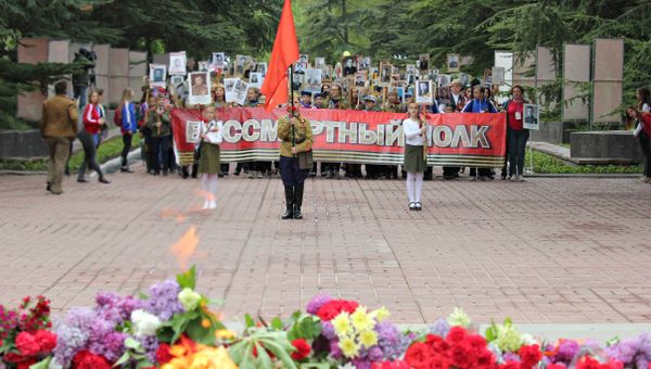 Десятки тысяч крымчан: Бессмертный полк шагает по Симферополю