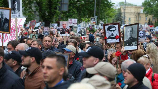 Участники акции Бессмертный полк в Киеве