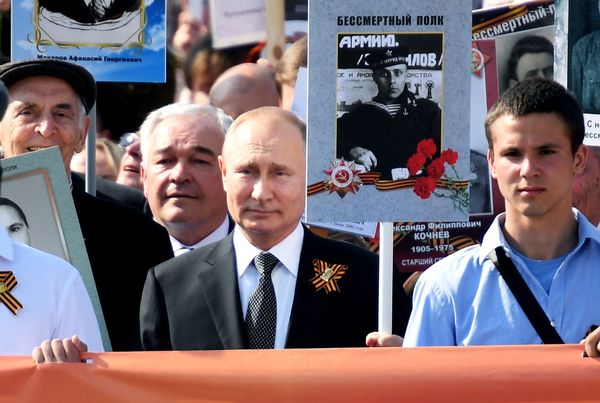 Президент РФ Владимир Путин с портретом своего отца-фронтовика Владимира Спиридоновича принимает участие в шествии патриотической акции Бессмертный полк Президент РФ Владимир Путин с портретом своего отца-фронтовика Владимира Спиридоновича принимает участие в шествии патриотической акции Бессмертный полк
