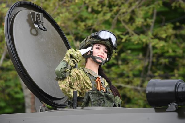 Военнослужащая на военном параде в Севастополе, посвященном 74-й годовщине Победы в Великой Отечественной войне Военнослужащая на военном параде в Севастополе, посвященном 74-й годовщине Победы в Великой Отечественной войне