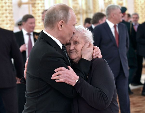 Президент РФ Владимир Путин и классный руководитель президента РФ Владимира Путина Вера Гуревич на торжественном приеме по случаю празднования 74-й годовщины Победы Президент РФ Владимир Путин и классный руководитель президента РФ Владимира Путина Вера Гуревич на торжественном приеме по случаю празднования 74-й годовщины Победы