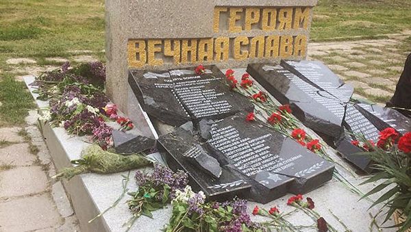 Оскверненный военный памятник в селе Орловка Нахимовского района