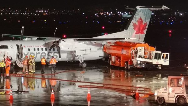 На месте столкновения самолета Air Canada Jazz и бензовоз в аэропорту Торонто, Канада На месте столкновения самолета Air Canada Jazz и бензовоз в аэропорту Торонто, Канада