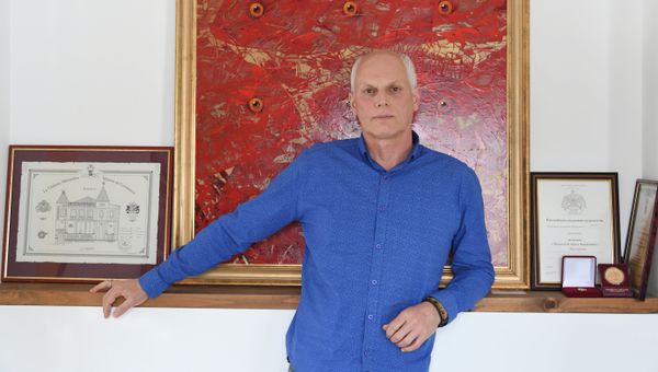 Художник, автор герба Ялты Сергей Милокумов