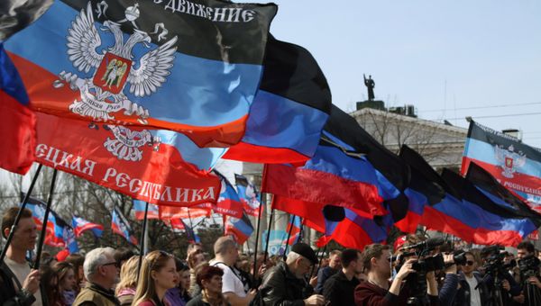 Митинг в честь годовщины провозглашения ДНР в Донецке