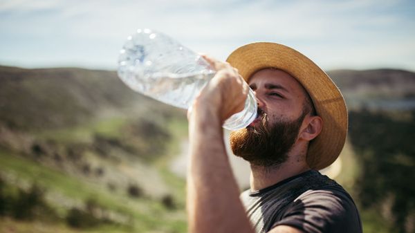 Мужчина пьет воду