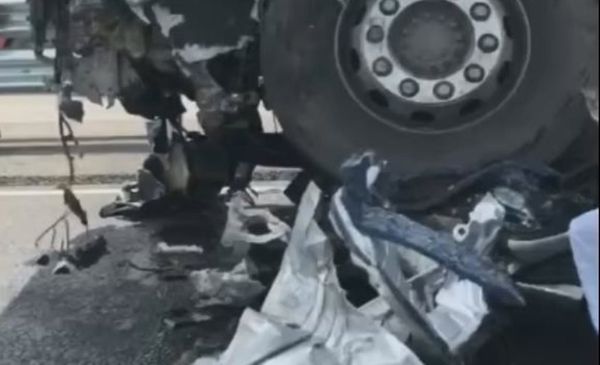 Авария с участием легковушки и грузовика на трассе Таврида Авария с участием легковушки и грузовика на трассе Таврида