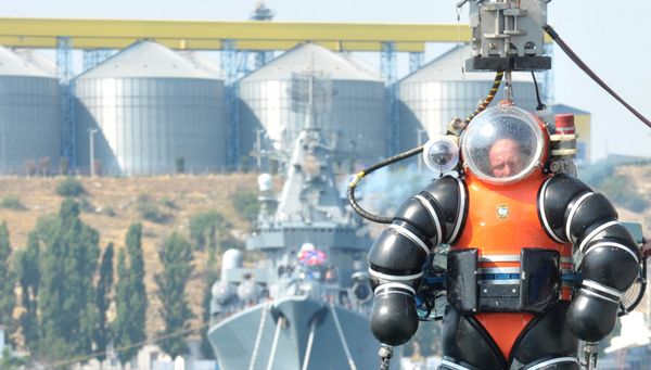 Водолаз в нормоборическом скафандре во время демонстрации возможностей спасательной техники Черноморского флота РФ Водолаз в нормоборическом скафандре во время демонстрации возможностей спасательной техники Черноморского флота РФ