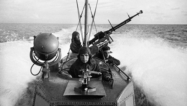 Моряки торпедного катера на выполнении боевого задания. Черноморский флот Моряки торпедного катера на выполнении боевого задания. Черноморский флот