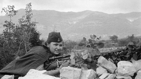 Елизавета Миронова - одна из немногих девушек, сражавшихся в составе 255-й Краснознаменной бригады морской пехоты Черноморского флота Елизавета Миронова - одна из немногих девушек, сражавшихся в составе 255-й Краснознаменной бригады морской пехоты Черноморского флота