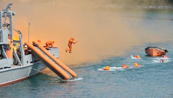Учения по оказанию помощи терпящим бедствие на воде, которые проходят на базе Черноморского флота РФ в Севастополе Учения по оказанию помощи терпящим бедствие на воде, которые проходят на базе Черноморского флота РФ в Севастополе