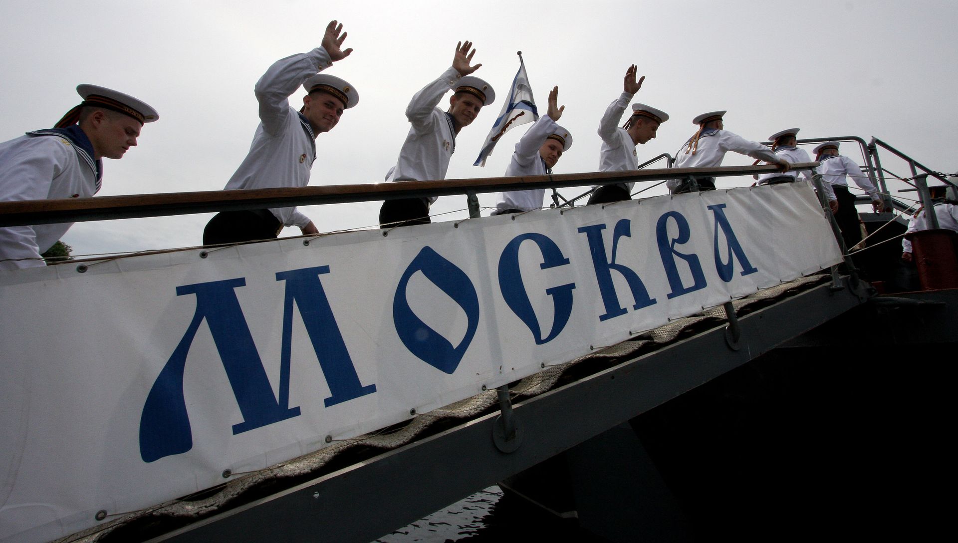 Моряки-черноморцы поднимаются на борт флагмана Черноморского флота России гвардейского ракетного крейсера Москва после церемонии торжественных проводов крейсера в Севастополь Моряки-черноморцы поднимаются на борт флагмана Черноморского флота России гвардейского ракетного крейсера Москва после церемонии торжественных проводов крейсера в Севастополь - РИА Новости, 1920, 20.12.2020