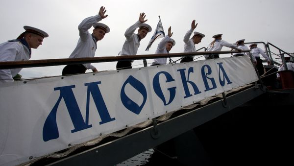 Моряки-черноморцы поднимаются на борт флагмана Черноморского флота России гвардейского ракетного крейсера Москва после церемонии торжественных проводов крейсера в Севастополь