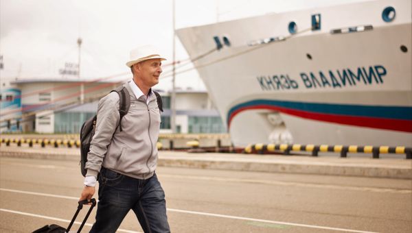Круизный лайнер Князь Владимир в порту Сочи