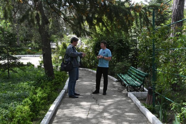 Координатор проекта Крымские тропы Алексей Лобов (справа) и корреспондент РИА Новости Крым Алексей Вакуленко