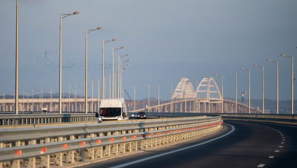 Машины на Крымском мосту Машины на Крымском мосту