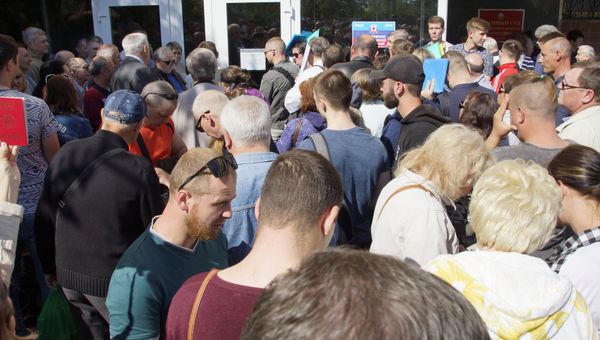 Работа миграционной службы по приему документов на паспорт РФ в Луганске