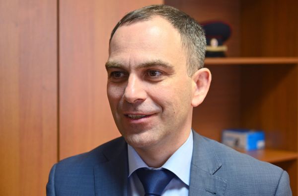 Представитель Главного управления по делам миграции МВД РФ Кирилл Алзинов в центре выдачи российских паспортов жителям ДНР и ЛНР в городе Новошахтинск Ростовской области