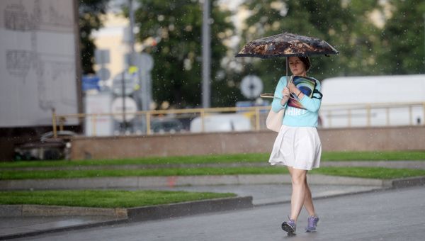 Девушка под зонтом во время дождя. Архивное фото