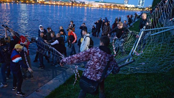 Участники протестной акции против строительства храма Святой Екатерины у театра драмы в Екатеринбурге