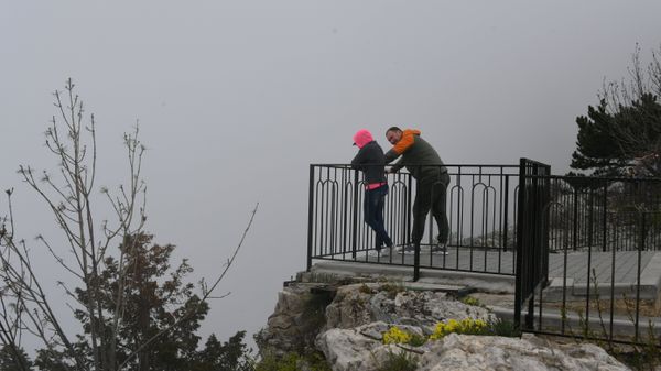 Туристы на плато Ай-Петри в Крыму 