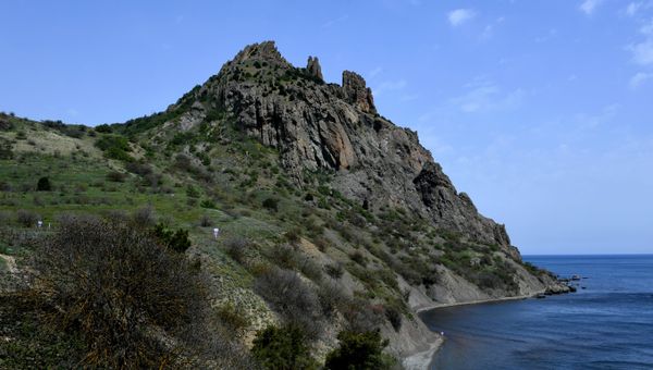 Горный массив у кромки моря: вид на величественный Кара-Даг