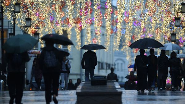 Прохожие на одной из улиц Москвы во время дождя