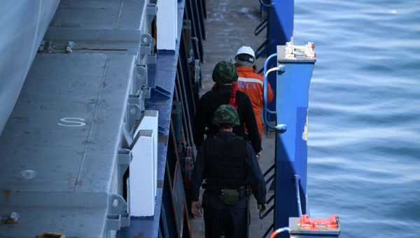 Пограничный досмотр кораблей перед Керченским проливом