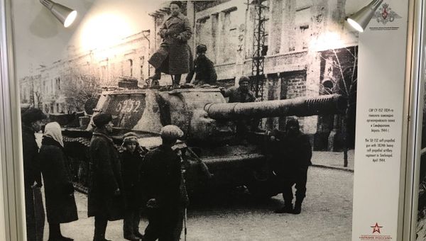 Выставка, посвященная 75-й годовщине освобождения Крым от немецко-фашистских захватчиков, в аэропорту Шереметьево