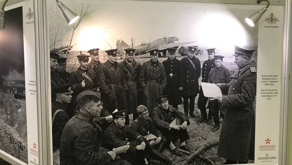 Выставка, посвященная 75-й годовщине освобождения Крым от немецко-фашистских захватчиков, в аэропорту Шереметьево