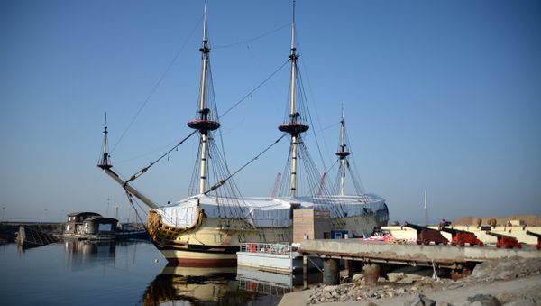 Реплика линейного корабля Полтава 1712 года, который лично спроектировал Петр I
