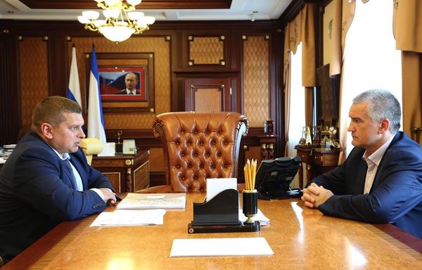 Встреча главы Крыма Сергея Аксенова и врио главы администрации Евпатории Романа Тихончука Встреча главы Крыма Сергея Аксенова и врио главы администрации Евпатории Романа Тихончука