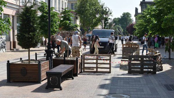 Работы по восстановлению плитки в центре Симферополя