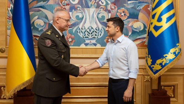 Президент Украины Владимир Зеленский с новым начальником Генерального штаба – главнокомандующего Вооруженными силами Украины  Русланом Хомчаком