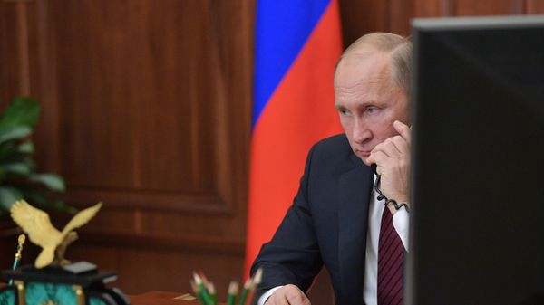 Президент РФ Владимир Путин во время телефонного разговора с главой Донецкой народной республики Александром Захарченко и главой Луганской народной республики Игорем Плотницким