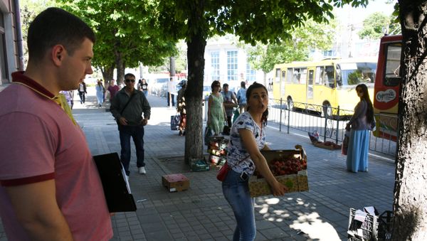 Стихийная торговля в центре Симферополя Стихийная торговля в центре Симферополя