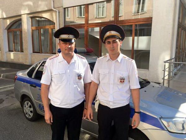 Инспекторы ДПС ОГИБДД ОМВД РФ по Алуште капитан полиции Андрей Артюшкин и лейтенант полиции Мухмеддин Коригов Инспекторы ДПС ОГИБДД ОМВД РФ по Алуште капитан полиции Андрей Артюшкин и лейтенант полиции Мухмеддин Коригов