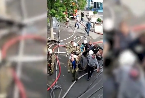 Видео с тушения пожара в дельфинарии Севастополя