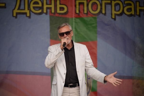 Заслуженный артист России Александр Михайлов выступает в Севастополе на праздновании Дня пограничника