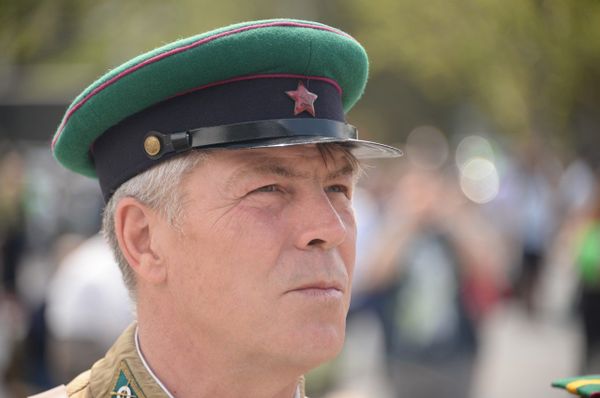 Реконструктор в форме пограничника времен Великой Отечественной войны наблюдает за концертом в День пограничника в Севастополе