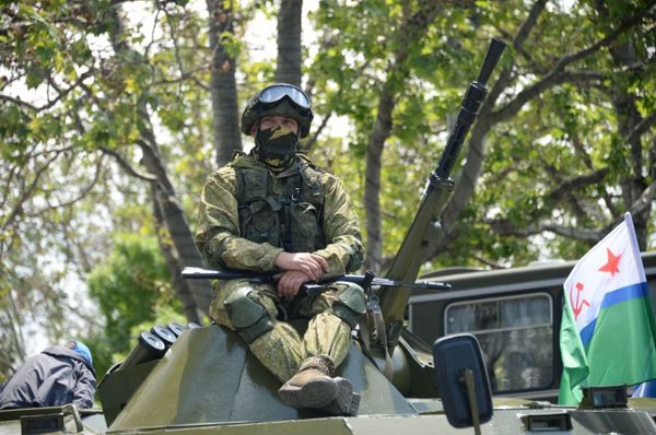 Пограничники в полной экипировке возле верного БТРа во время празднования Дня пограничника в Севастополе