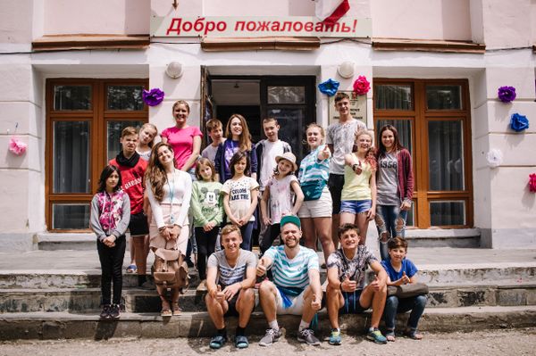Участники форума Таврида 5.0 во время посещения школы-интерната Симферополя